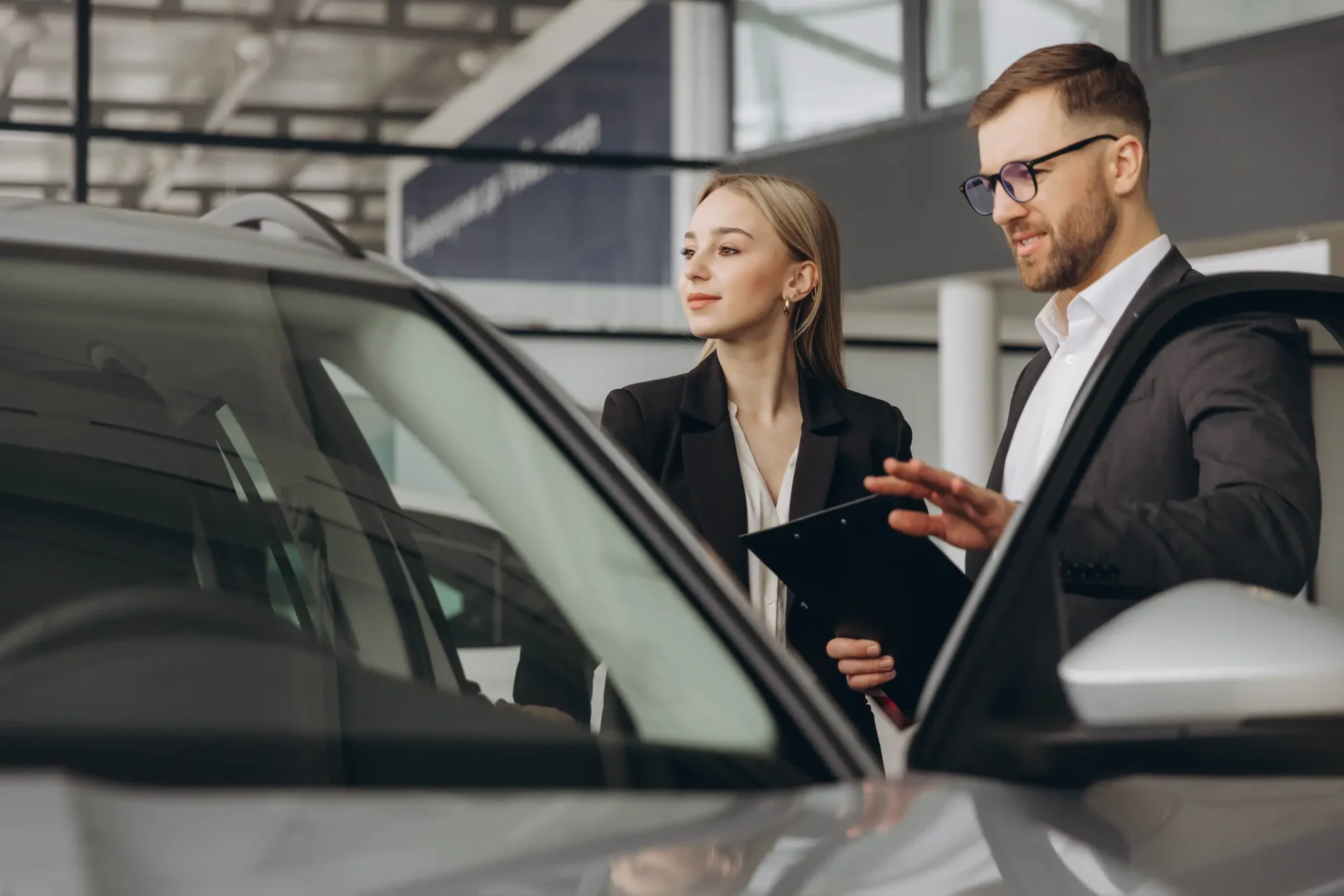 personnes-parlant-en-concession-automobile